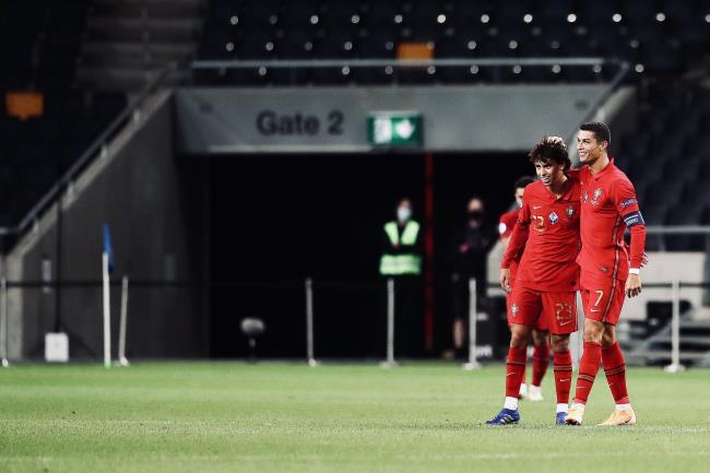 Joao Felix y Cristiano Ronaldo