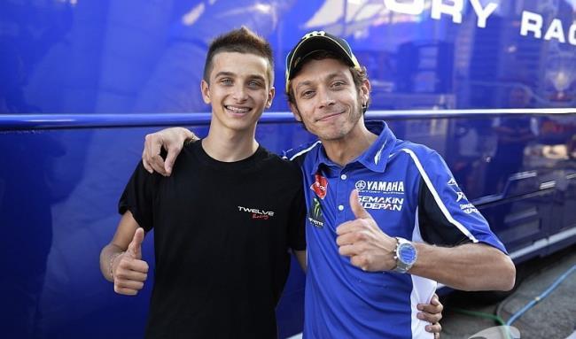 Rossi con su hermano en el paddock