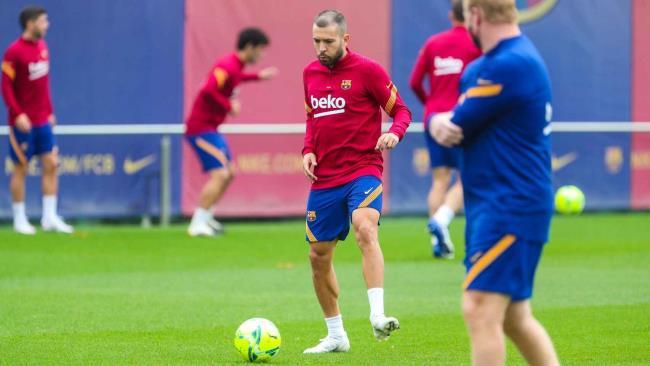 Alba entrenando bajo la mirada de Koeman