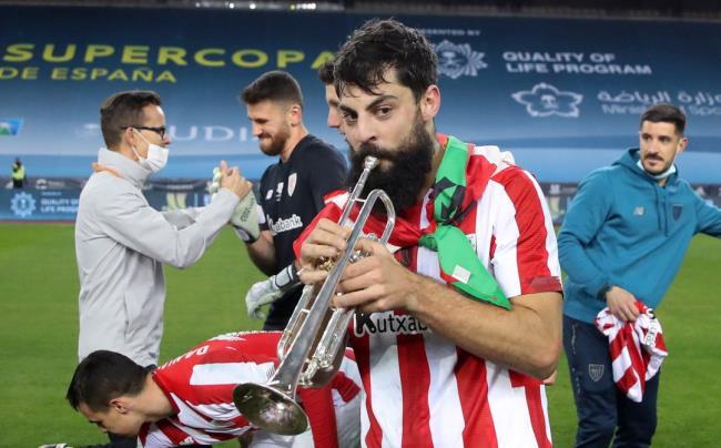 Villalibre tocando la trompeta tras ganar la Supercopa