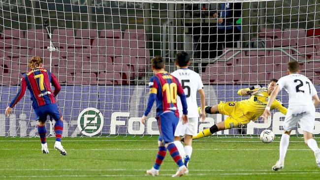 Grizz lanzando el penalti delante de la mirada de Leo