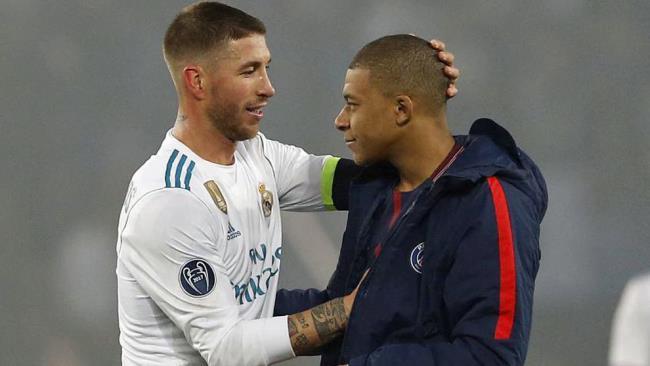 Mbappé con Ramos en uno de sus enfrentamientos de Champions League