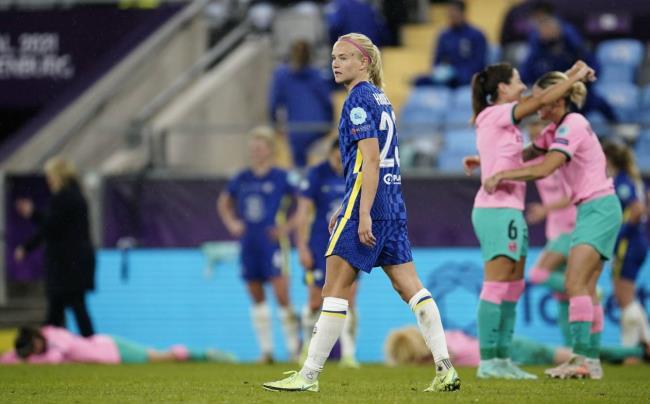 El Chelsea femenino cayendo derrotado ante el FC Barcelona