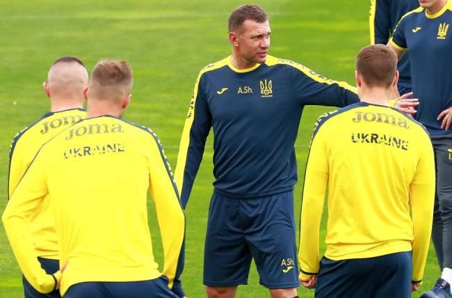 La selección ucraniana en un entrenamiento de Shevchenko