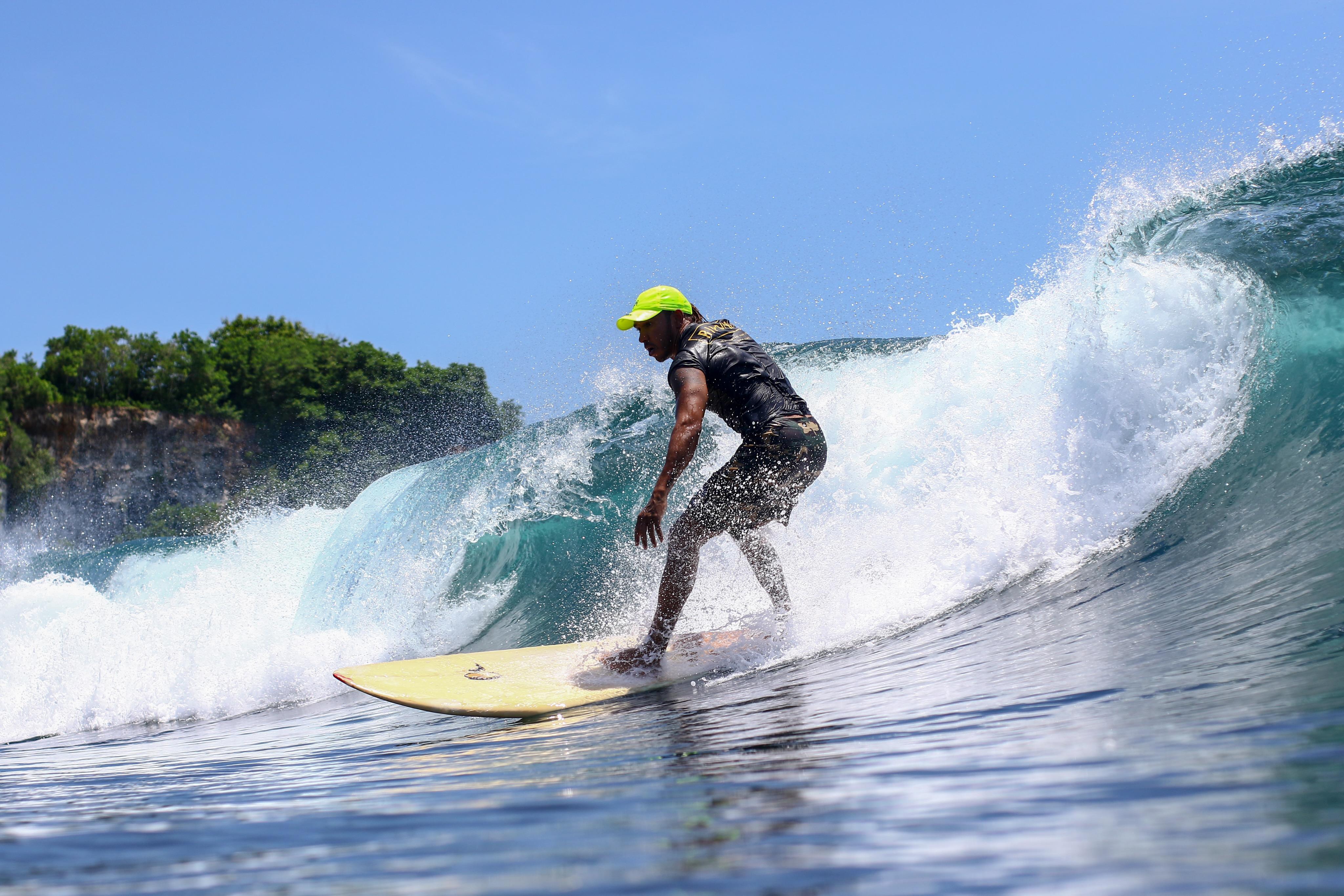 A Hamilton le apasiona el surf.