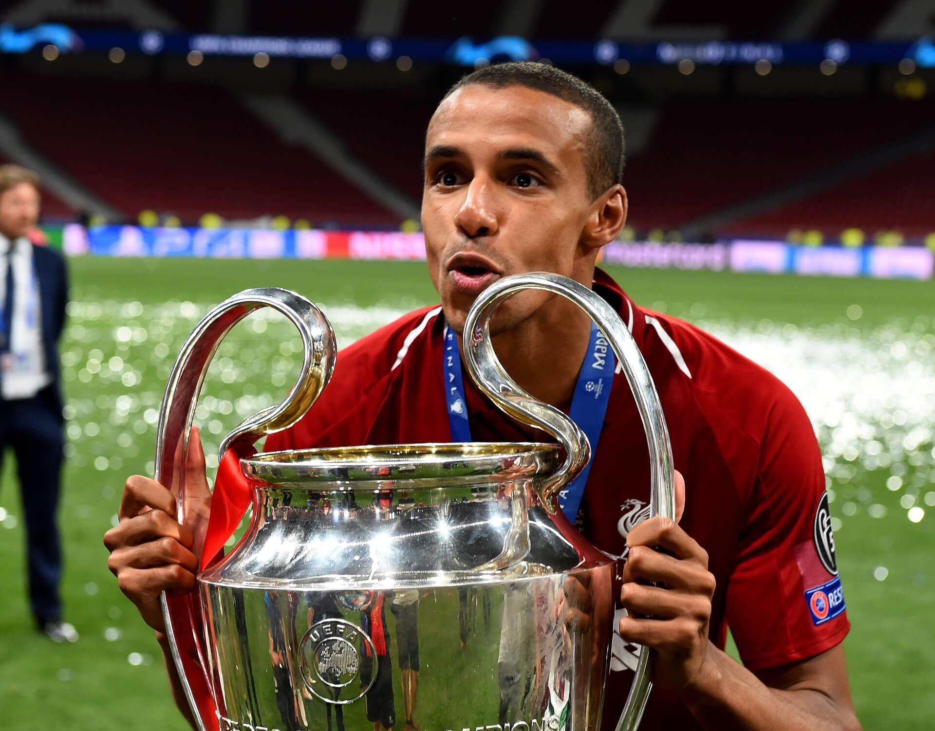 Matip se retira.