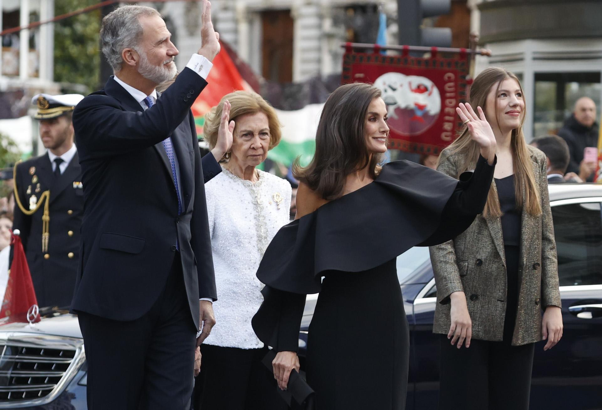 Felipe VI y Letizia saludando