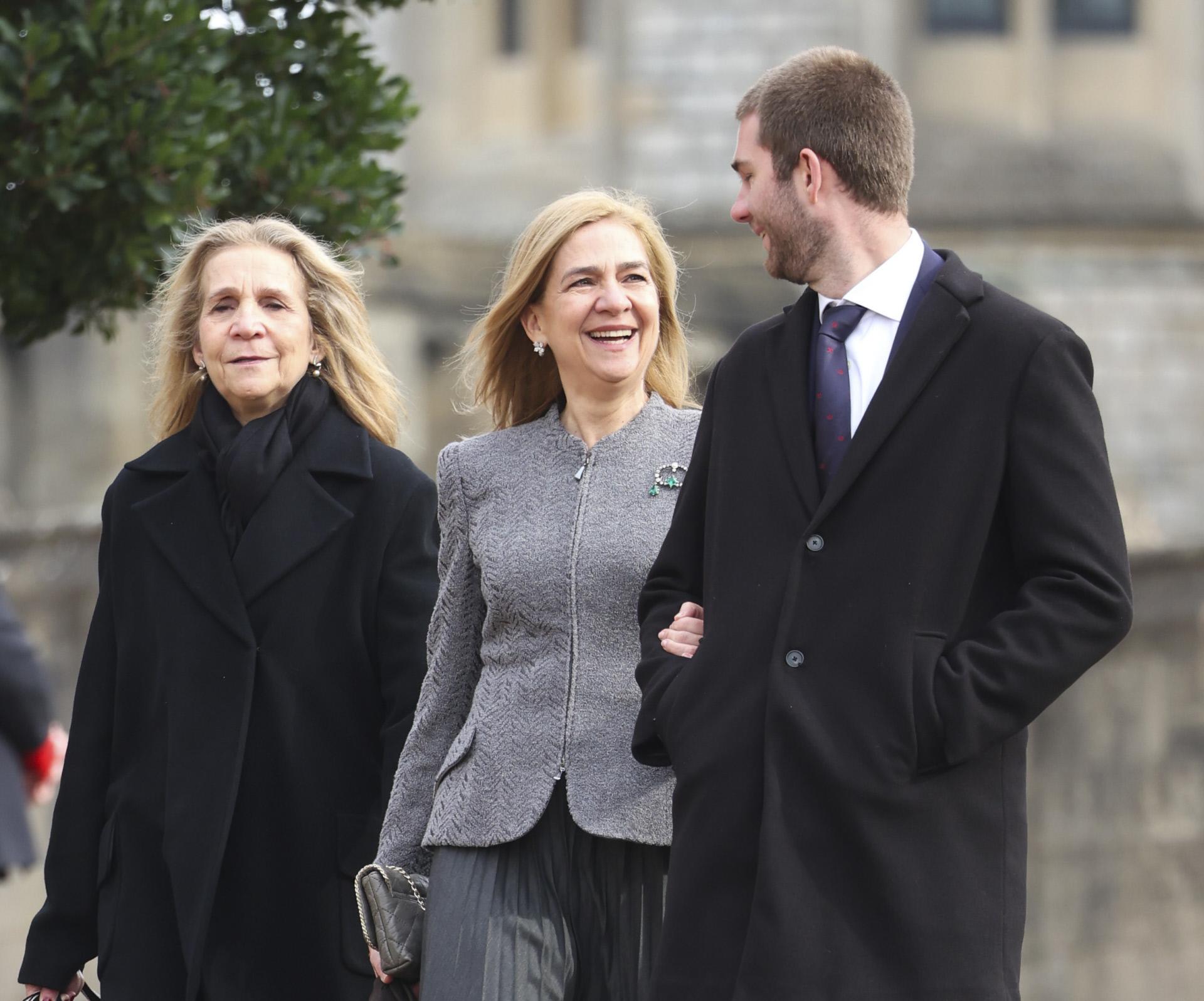 Juan Urdangarin junto a las infantas Elena y Cristina