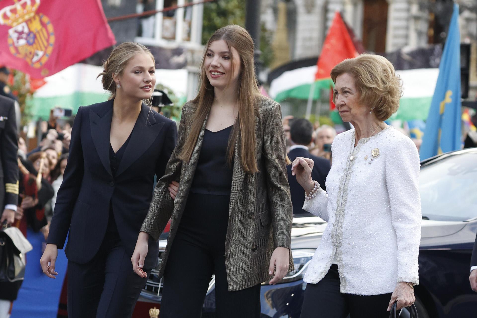 Princesa Leonor, infanta Sofía y  reina Sofía