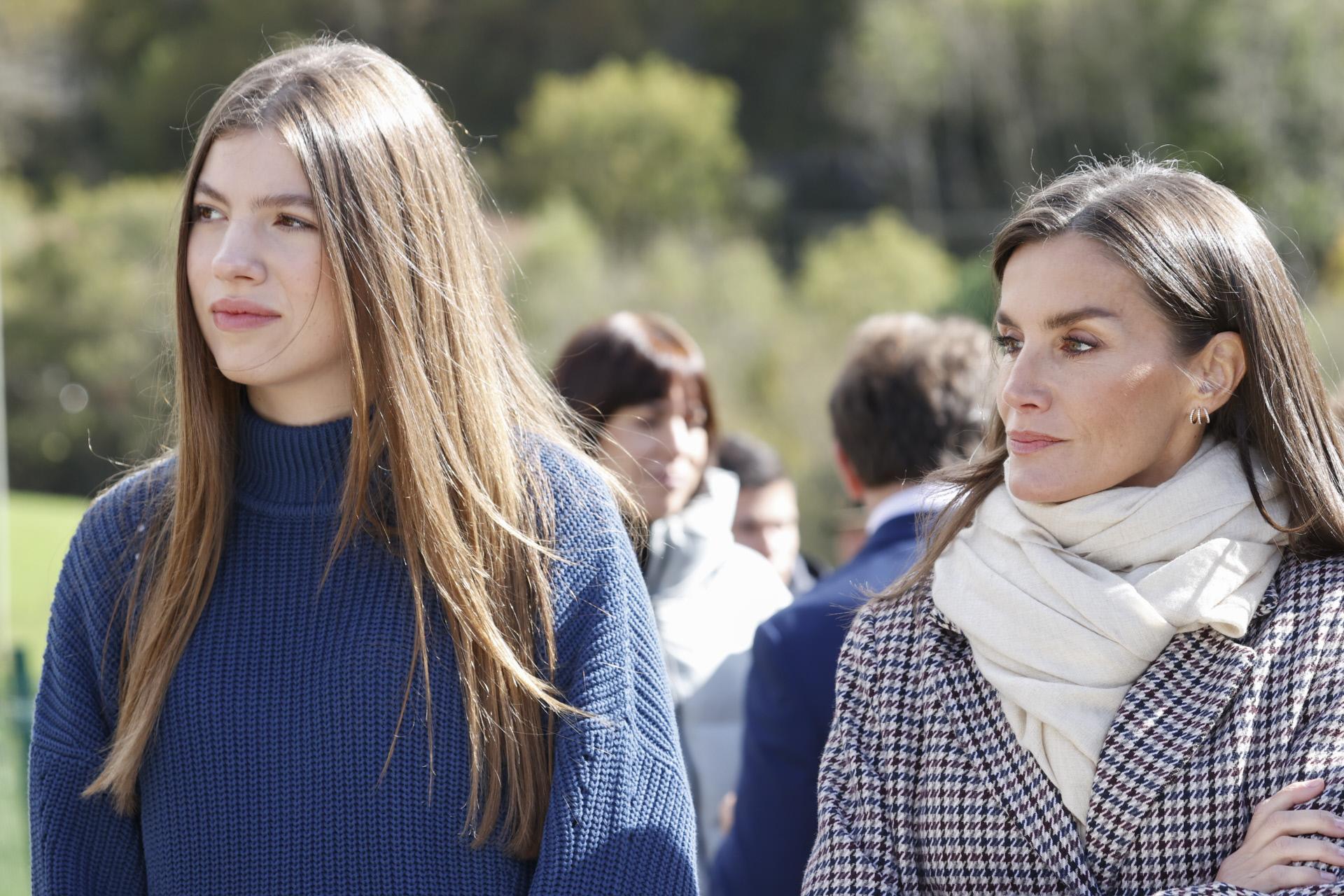 La infanta Sofía junto a su madre, la reina Letizia