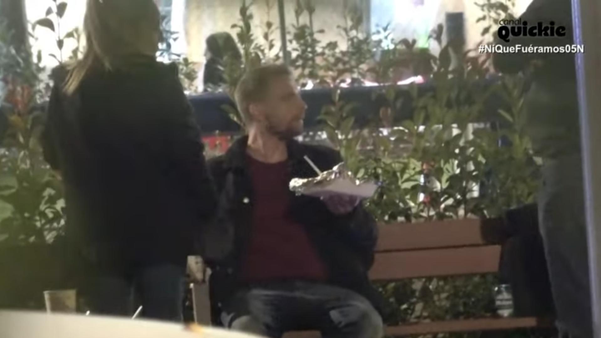 José María Almoguera comiendo en la calle