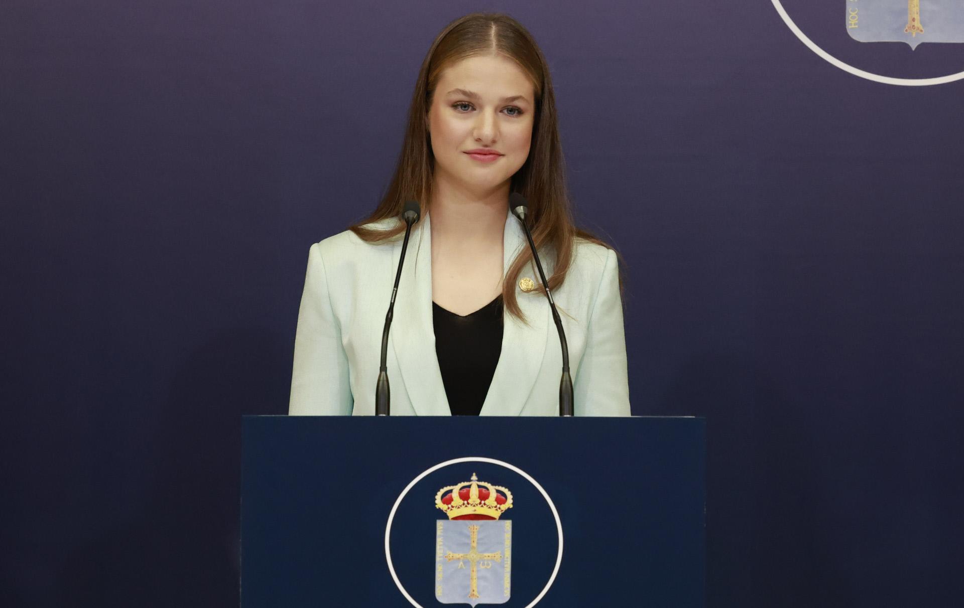 Leonor de Borbón dando un discurso