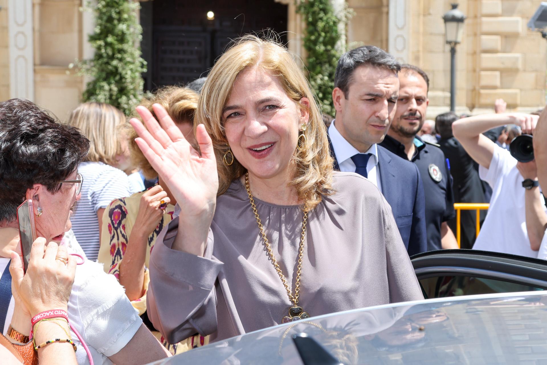 Infanta Cristina saludando