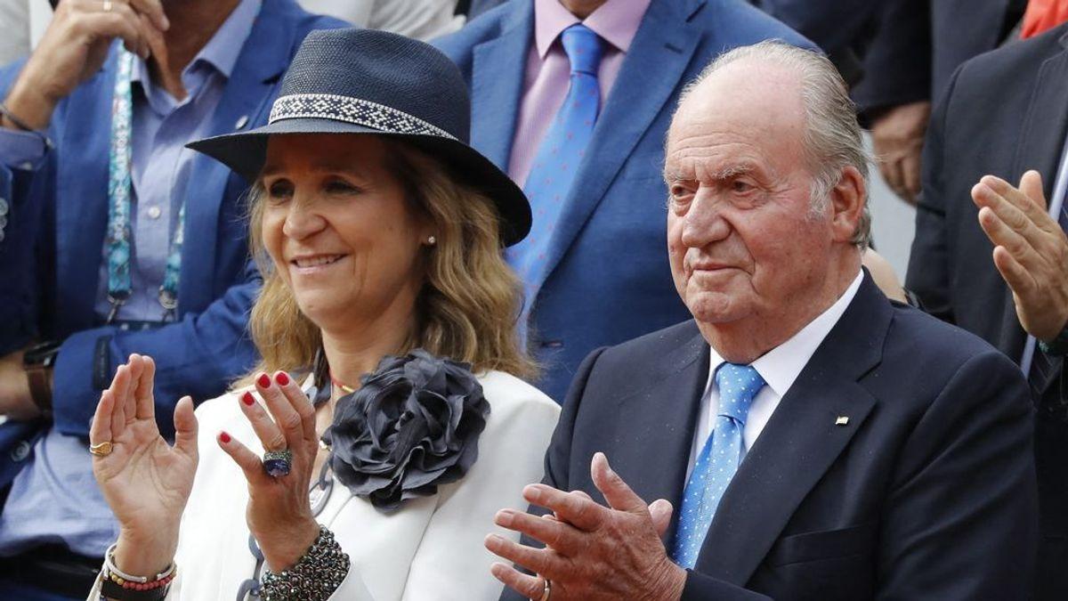 Elena y Juan Carlos I aplaudiendo