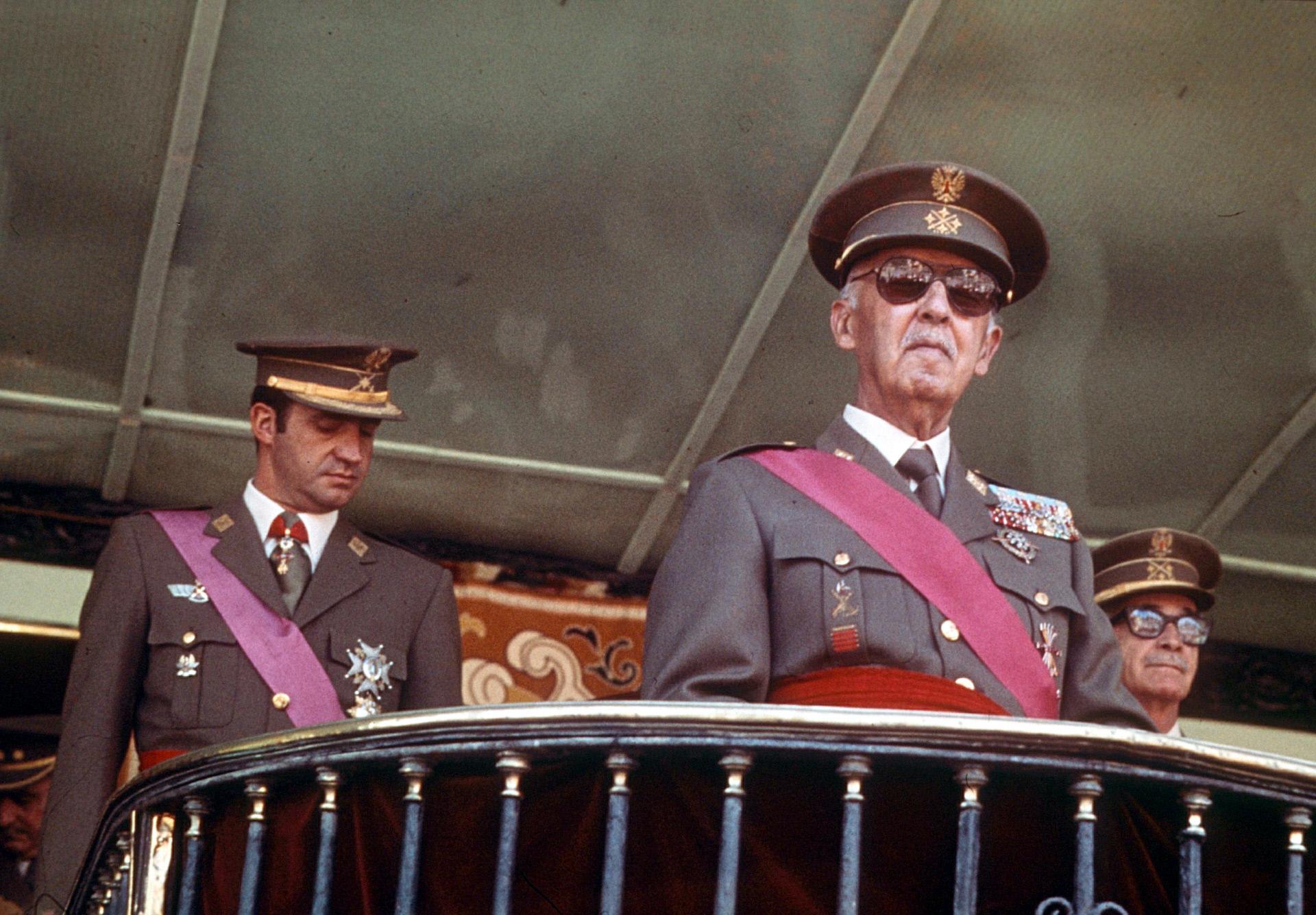 Juan Carlos I y Francisco Franco