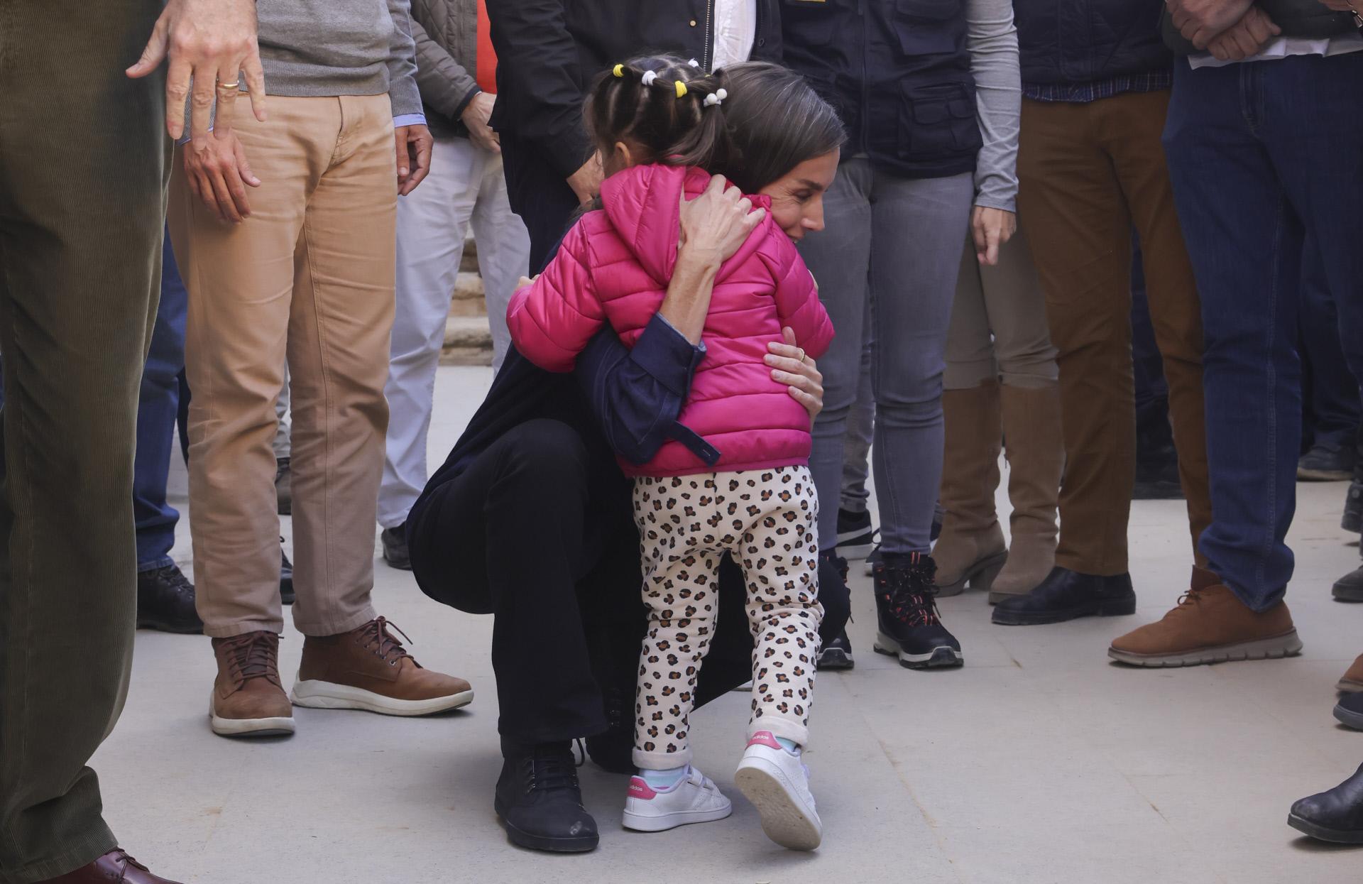 Letizia abrazando a una niña de Valencia