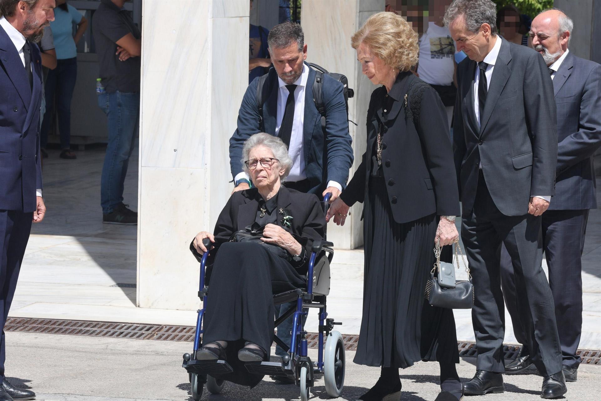 Sofía e Irene de Grecia en silla de ruedas