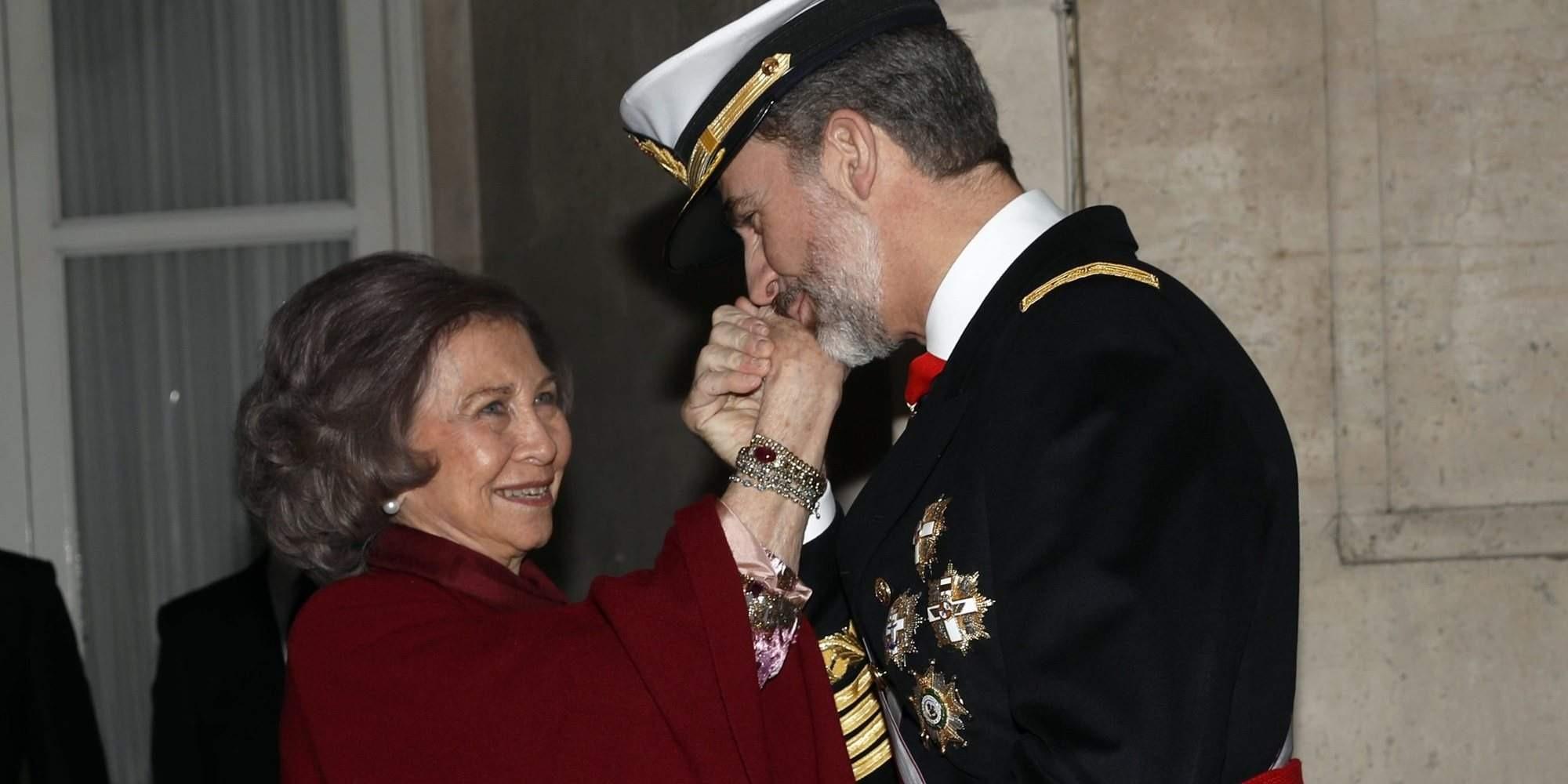 Felipe VI besando la mano de Sofía