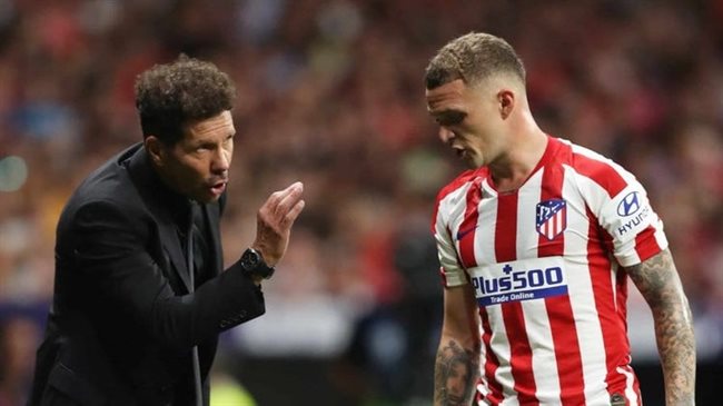 Trippier y el Cholo durante un partido en el Wanda