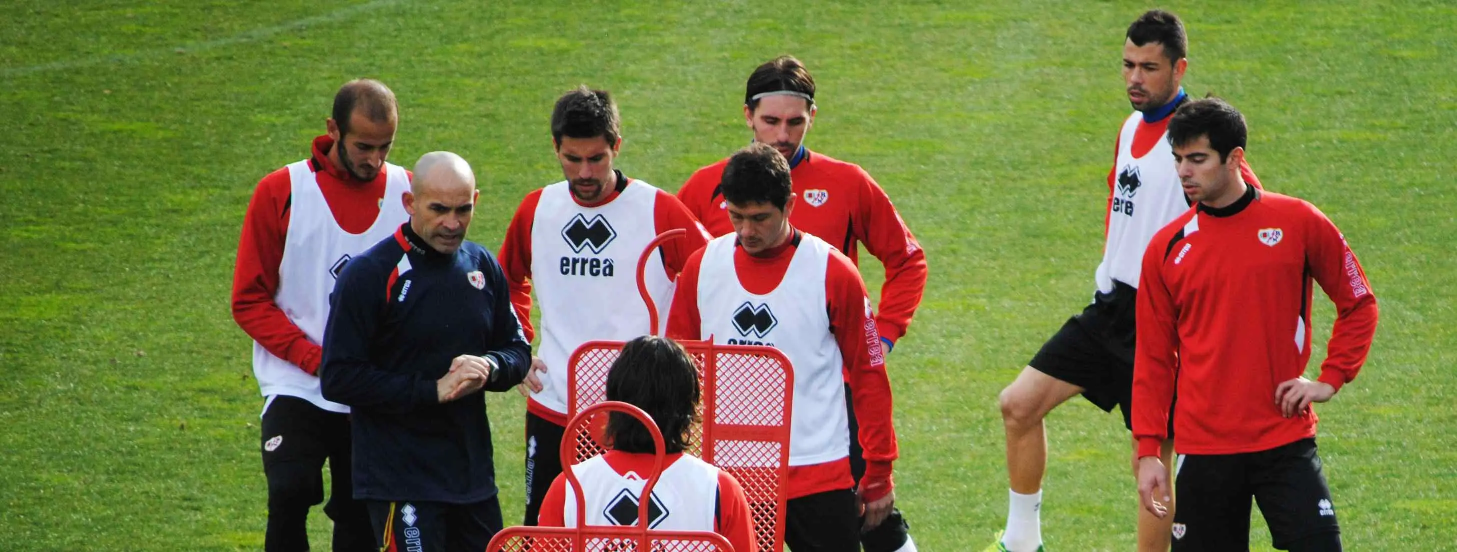 Alarma con una piedra angular del proyecto del Rayo Vallecano