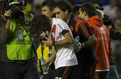 Lamentables incidentes obligan a suspender el Boca-River en el descanso