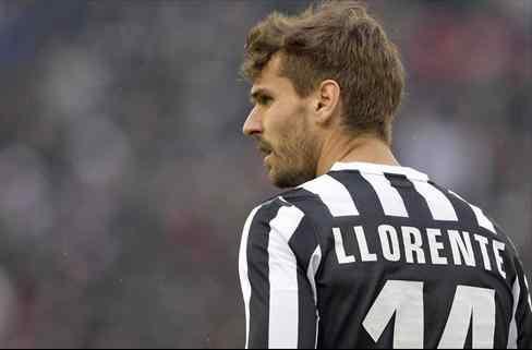 Massimiliano Allegri tiende la mano al delantero Fernando Llorente