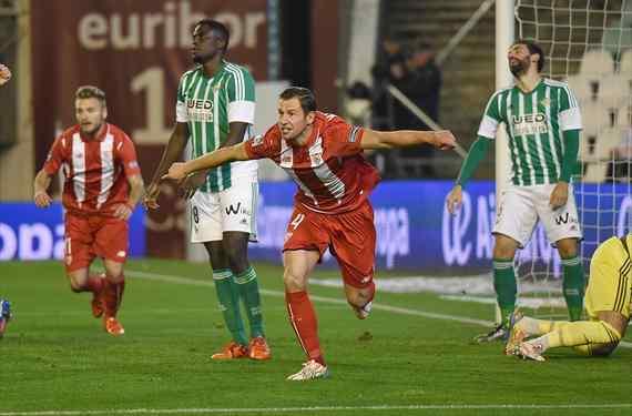 El jugador uruguayo (a tiro) por el que se pelearán el Betis y el Sevilla