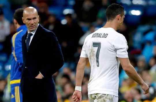 Zidane hace 'tragar' a Cristiano Ronaldo (pero puede tener un problema bestial)