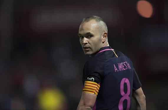 Iniesta planta cara a Valverde: el lío que remueve el Barça