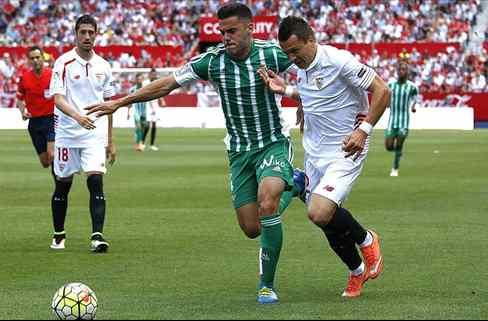 El Sevilla - Betis fuera del césped: guerra en el campo y en los despachos por un fichaje por Reyes