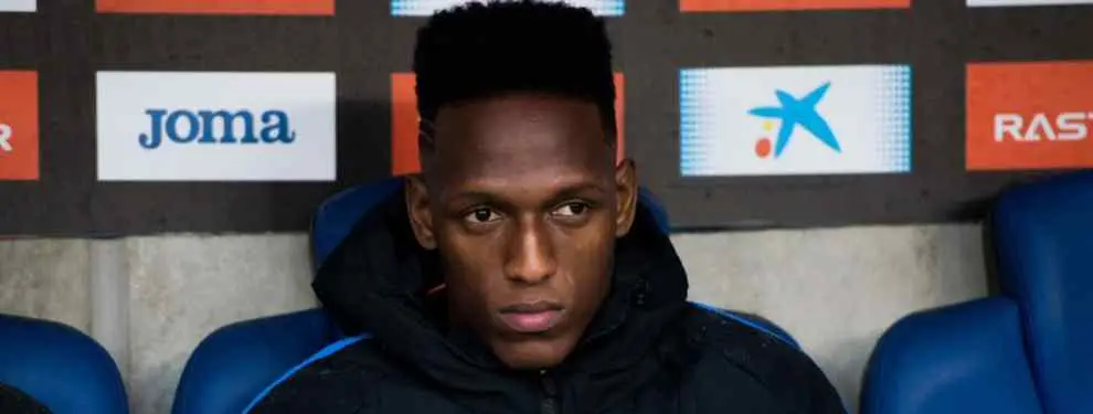 Yerry Mina interviene para frenar a Messi en el túnel de vestuarios al final del Espanyol-Barça