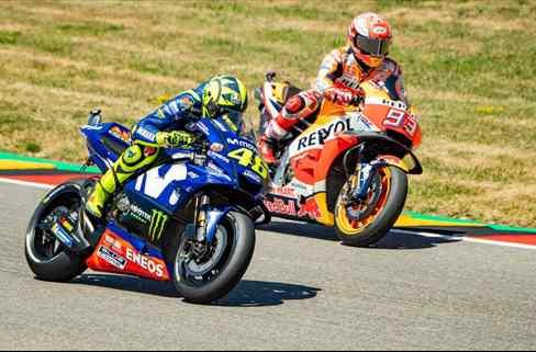 Marc Márquez le pasa la mano por la cara a Rossi en Sachsenring (y recado bestial a Jorge Lorenzo)