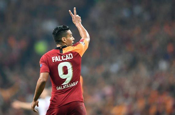 Radamel Falcao se mueve y se la juega al Barça ¡Hay pelea!