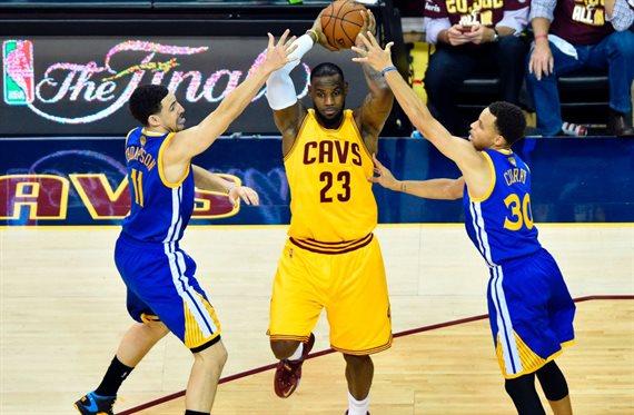 Stephen Curry tritura a LeBron al igual que hizo Chamberlain con Jordan