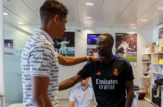 La venganza por Raphaël Varane: el Madrid negocia con uno del United