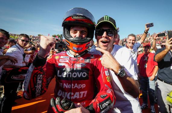 Bagnaia juega con su adiós a Ducati y Valentino Rossi avisa: “la elección de Márquez es una broma”