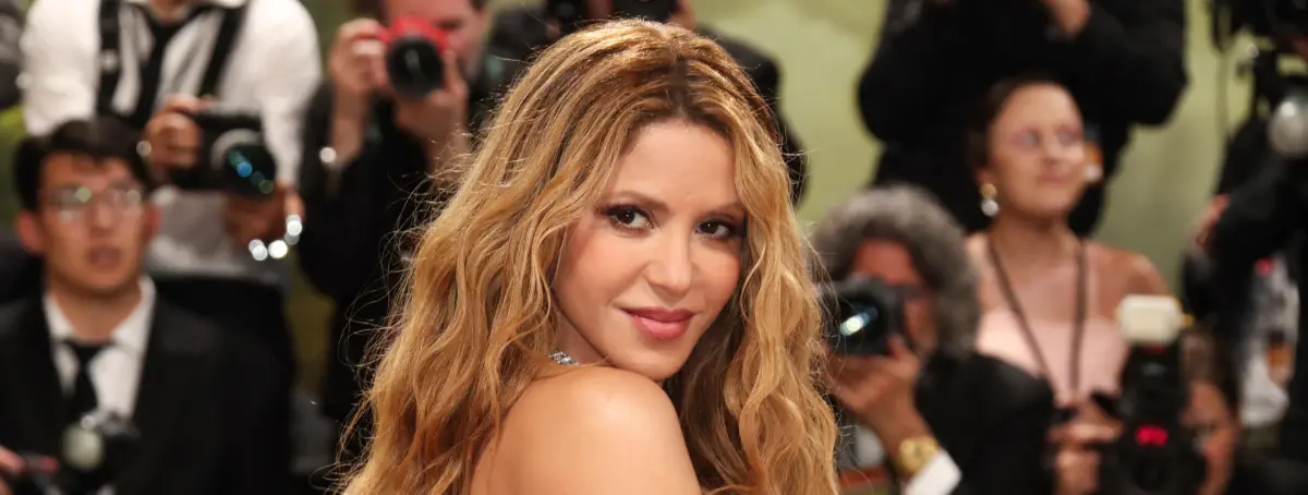 Shakira lleva prótesis en la cara