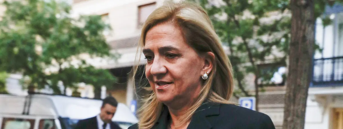 La infanta Cristina está siendo chantajeada con la doble vida de su hermano