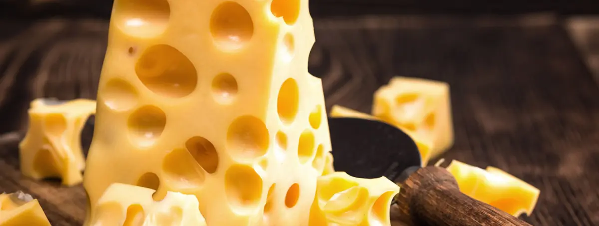 ¿Sabes por qué el queso Emental tiene agujeros? Misterio resuelto