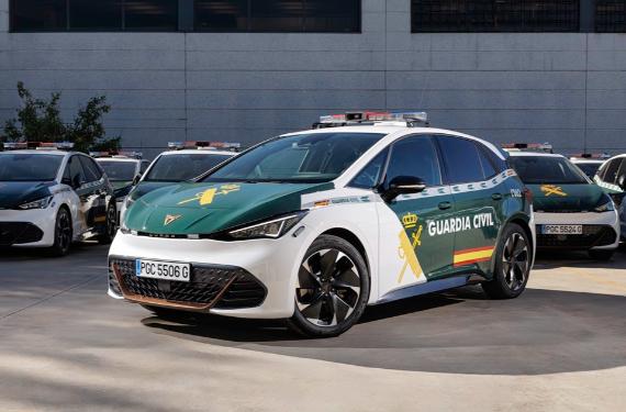 El CUPRA Born se pone el uniforme, la Guardia Civil recibe sus nuevas monturas