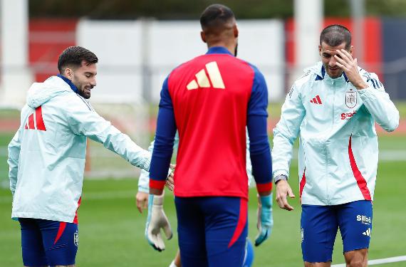 Álex Baena sonríe en La Roja ante el intercambio que ya están gestando Atleti y Villarreal