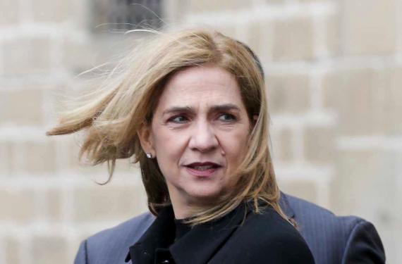 La infanta Cristina tiene citas en Barcelona escondida en una furgoneta con los cristales tintados