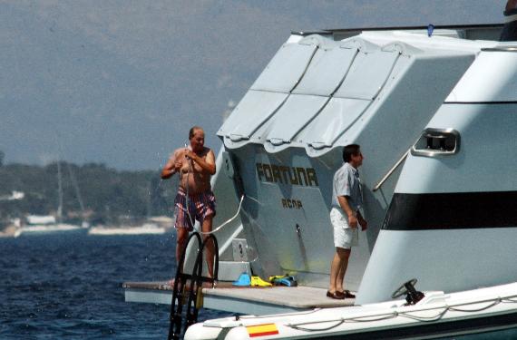 Juan Carlos I utilizaba a la Guardia Civil para montar fiestas con señoritas en alta mar