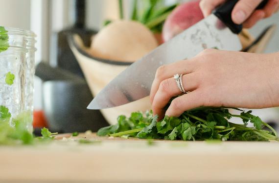 Errores que cometes cuando cocinas y ponen en riesgo tu salud