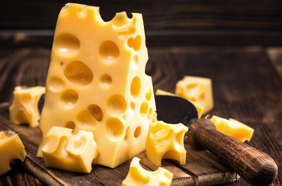 ¿Sabes por qué el queso Emental tiene agujeros? Misterio resuelto