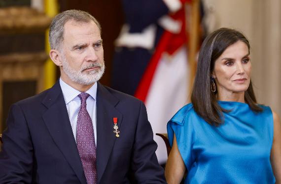 Felipe VI rompe con Letizia en una decisión consensuada en familia