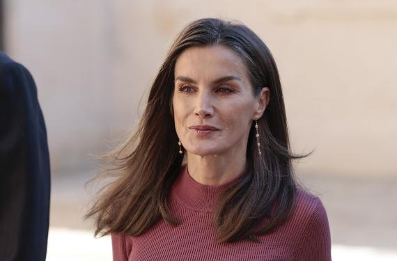 Letizia se lleva muebles de Zarzuela en varias furgonetas de mudanza