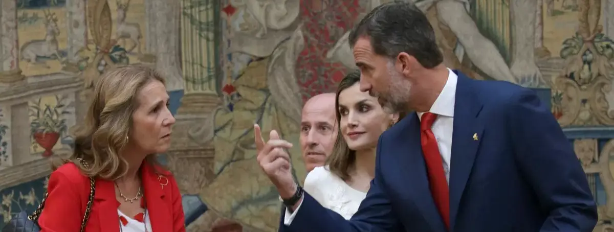 La infanta Elena se reúne con su hermano para pactar una salida incómoda de la familia