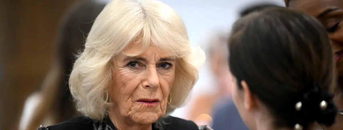 Camilla Parker Bowles desobedeció la última voluntad de Isabel II y rechazó perdonar a Meghan Markle y Harry