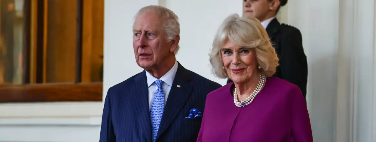 Isabel II advirtió a Carlos III de que las adicciones de Camilla Parker Bowles serían un problema